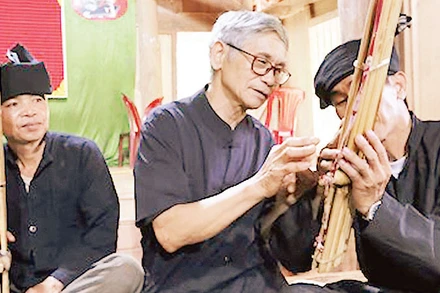 Ông Lường Văn Chựa dạy thổi khèn cho các học viên trong bản.