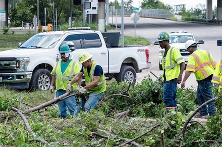 Hỗ trợ người dân khắc phục hậu quả bão tại Mỹ. (Ảnh TÂN HOA XÃ)