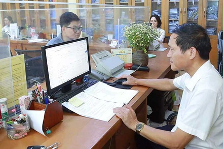 Sở Tài nguyên và Môi trường tỉnh Vĩnh Phúc đẩy mạnh ứng dụng công nghệ tạo thuận lợi cho người dân, doanh nghiệp khi làm thủ tục hành chính. (Ảnh: THẾ HÙNG)