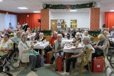 Cộng đồng người Việt Nam tại Budapest (Hungary) quyên góp cho viện dưỡng lão. (Ảnh VIETNAMPLUS)