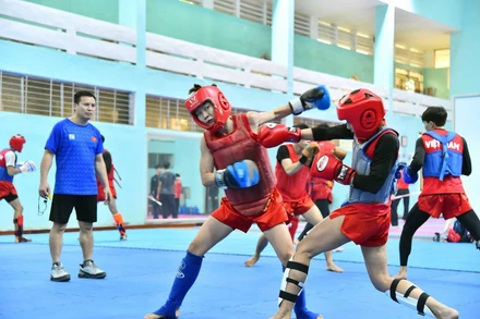 Huấn luyện viên Lê Công Bút theo dõi buổi tập của các thành viên đội tuyển Kun Bokator. (Ảnh MỸ HÀ)