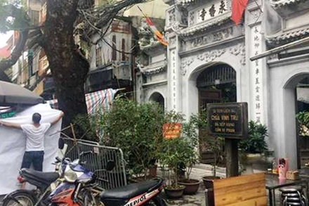 Trước cổng chùa Vĩnh Trù (59 Hàng Lược, Hà Nội) diễn ra tình trạng lấn chiếm hành lang để kinh doanh, buôn bán.