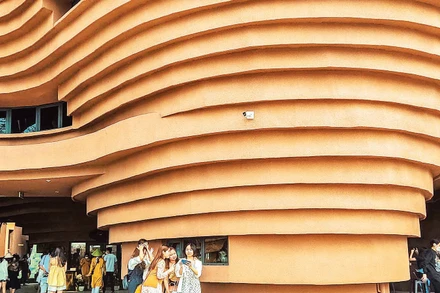 Khách du lịch tham quan Trung tâm Tinh hoa Làng nghề Việt.