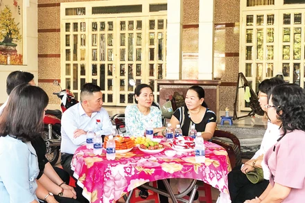 Lãnh đạo Thành ủy, HĐND thành phố gặp gỡ người dân bị thu hồi đất cho dự án Vành đai 3 tại phường Long Bình, thành phố Thủ Đức. (Ảnh VÕ LÊ)