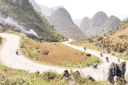 Ảnh 1: Nhiều đoạn đường đèo uốn lượn trên núi đá tai mèo. 