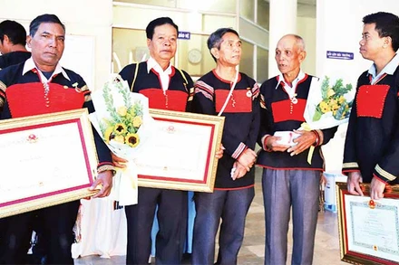 Các nghệ nhân dân gian người dân tộc thiểu số tỉnh Đắk Lắk được trao tặng danh hiệu Nghệ sĩ Ưu tú.