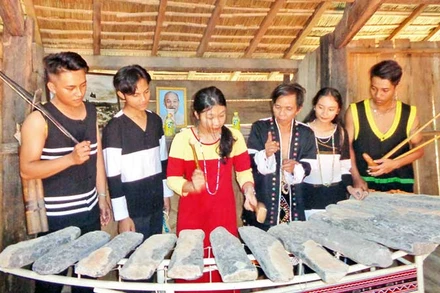 Thanh niên Raglai học chơi đàn đá.