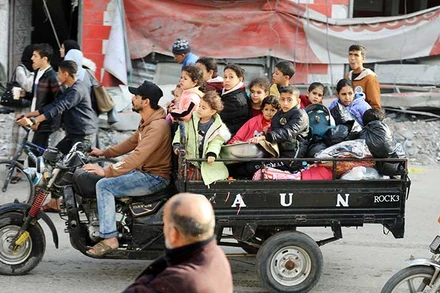 Người dân sơ tán tránh giao tranh tại thành phố Khan Younis, phía nam Gaza.