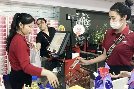 Nhân viên thu ngân đóng gói và thanh toán cho khách hàng tại siêu thị Winmart.