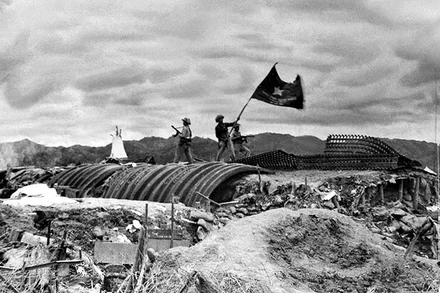 Ngày 7/5/1954, Chiến dịch Điện Biên Phủ kết thúc thắng lợi, lá cờ “Quyết chiến quyết thắng” phấp phới bay trên nóc hầm tướng De Castries. (Ảnh tư liệu TTXVN)