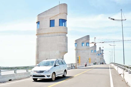 Phương tiện lưu thông trên cầu thuộc cống Cái Lớn.