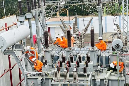 Cán bộ, nhân viên Tổng công ty Điện lực thành phố Hà Nội (EVNHANOI) kiểm tra, bảo dưỡng thiết bị trạm biến áp và đường dây để cung ứng điện an toàn, ổn định.