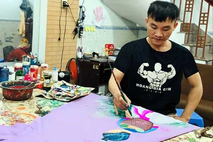 Sùng A Bình vẽ trên các thiết kế thời trang của mình.