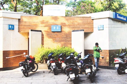 Nhà vệ sinh công cộng tại Công viên Lê Văn Tám trên đường Hai Bà Trưng, phường Võ Thị Sáu, Quận 3. (Ảnh THẾ ANH)