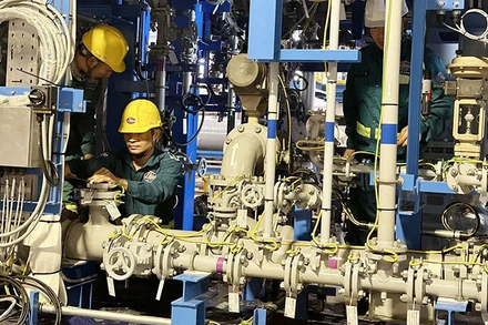 Thợ lắp máy LILAMA tổ hợp, căn chỉnh thiết bị của module điện phân hydro.