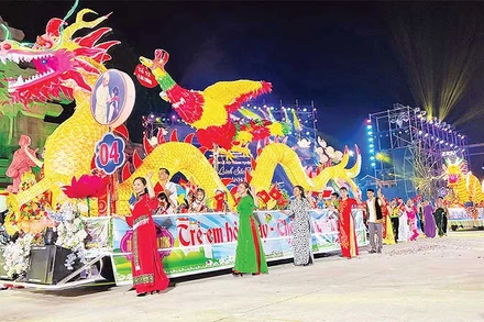 Đường phố Tuyên Quang sôi động với những mô hình trung thu khổng lồ.