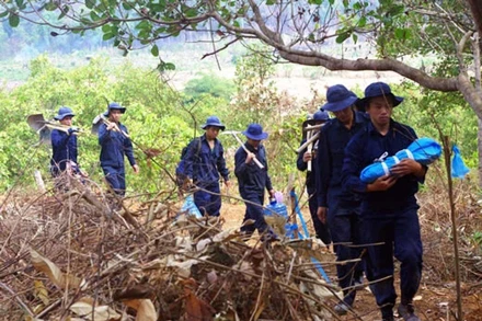 Đội K52 (Bộ Chỉ huy Quân sự tỉnh Gia Lai) tìm hài cốt liệt sĩ trên đất bạn Campuchia.