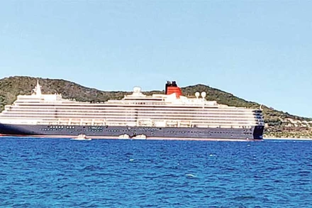 Tàu du lịch biển neo đậu trong vịnh Nha Trang.