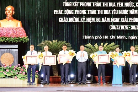 Các đơn vị xuất sắc dẫn đầu phong trào thi đua của thành phố năm 2022 nhận Huân chương của Chủ tịch nước.