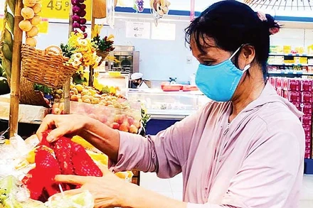 Khách hàng mua sắm tại siêu thị Co.op Mart.