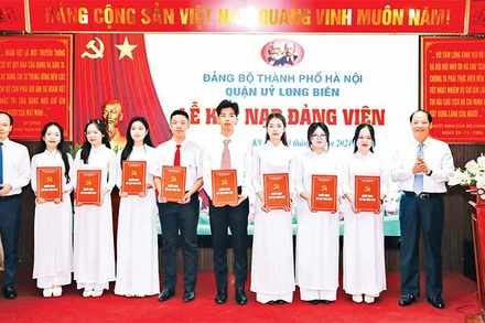 Đại diện Ban Tuyên giáo Thành ủy Hà Nội và Quận ủy Long Biên trao Quyết định kết nạp Đảng cho các đảng viên mới.