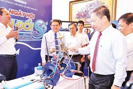 Các doanh nghiệp, đơn vị trưng bày các giải pháp chuyển đổi số tại Tuần lễ Chuyển đổi số Thành phố Hồ Chí Minh năm 2023.