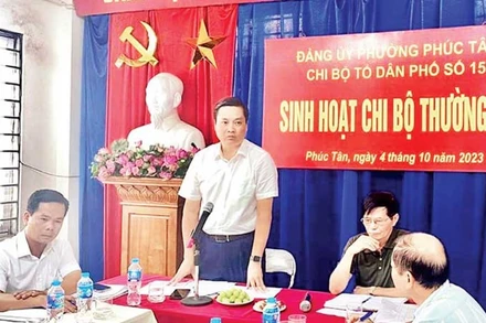 Phó Bí thư Thường trực Quận ủy Hoàn Kiếm Nguyễn Quốc Khánh dự buổi sinh hoạt chi bộ Tổ dân phố số 15, phường Phúc Tân, quận Hoàn Kiếm. (Ảnh CÔNG THỌ)