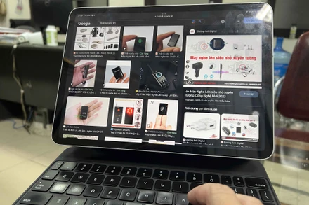 Nhiều thiết bị nghe lén như camera, ghi âm quay lén, thiết bị định vị được bày bán công khai trên mạng. (Ảnh THU HÀ)