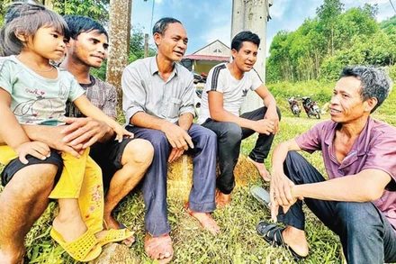 Người uy tín, già làng miền núi Quảng Ngãi vận động, trao đổi với người dân về phòng chống nạn tảo hôn.