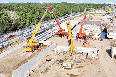 Thi công nút giao An Phú (thành phố Thủ Đức), khu vực cửa ngõ huyết mạch phía đông Thành phố Hồ Chí Minh.