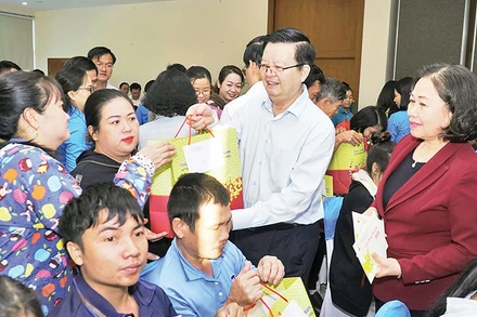 Lãnh đạo Trung ương và tỉnh Bà Rịa-Vũng Tàu tặng quà Tết cho công nhân, người lao động có hoàn cảnh khó khăn.