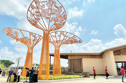 Công viên Du lịch sinh thái huyện Hóc Môn là mô hình công viên sinh thái đầu tiên của huyện, tạo một không gian vui chơi, giải trí, sống xanh cho người dân địa phương.