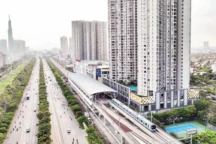 Ngày 26/4/2023, Ban Quản lý Đường sắt đô thị đã phối hợp cùng Công ty Hitachi tổ chức buổi chạy thử nghiệm đoàn tàu metro từ Ga Bến xe Suối Tiên đến Ga An Phú thuộc Tuyến metro số 1 (Bến Thành-Suối Tiên). Lộ trình dài khoảng 12,3km. (Ảnh: THẾ ANH)