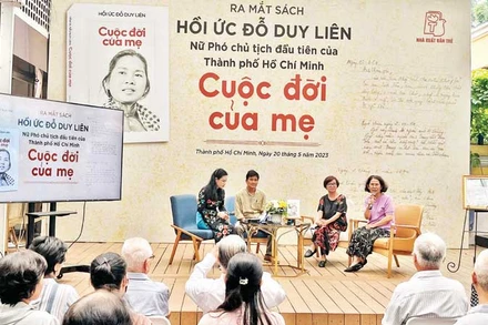 Các khách mời chia sẻ về cuốn sách trong buổi ra mắt ngày 20/5.