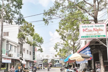 Tuyến đường Nguyễn Trung Trực đã không còn vỉa hè từ nhiều năm qua.