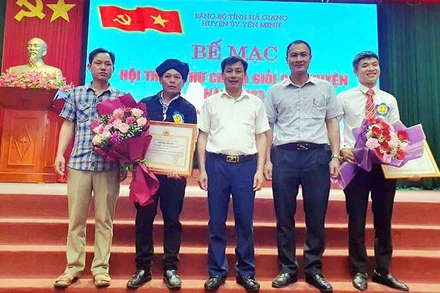 Đồng chí Phàn Tờ Mìn, Bí thư Chi bộ thôn Đoàn Kết (thứ hai từ trái qua) giành giải khuyến khích trong hội thi Bí thư chi bộ giỏi huyện Yên Minh, tỉnh Hà Giang.