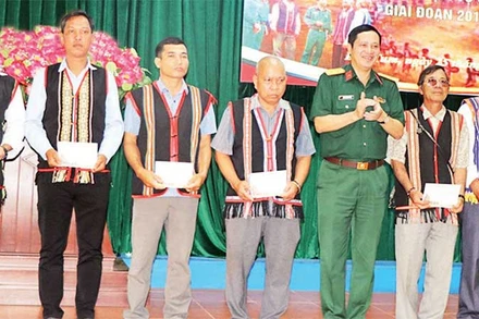 Tặng quà động viên các già làng, trưởng thôn, người có uy tín tiêu biểu.