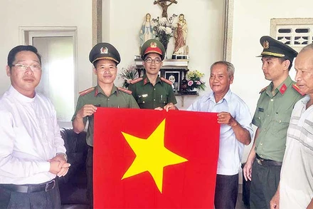 Công an tỉnh Đắk Nông tặng cờ Tổ quốc cho các cơ sở tôn giáo trên địa bàn.