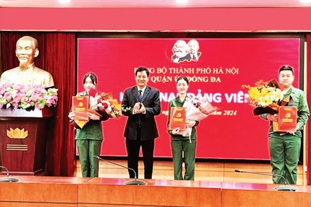 Thường trực Quận ủy Đống Đa chúc mừng ba tân binh được kết nạp Đảng.