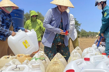 Vận chuyển nước ngọt hỗ trợ người dân huyện Cần Giuộc, Long An.