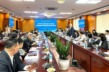 Các đại biểu dự cuộc họp thảo luận giải pháp tháo gỡ khó khăn cho doanh nghiệp xuất nhập khẩu do tình hình tại Biển Đỏ. (Ảnh THU TRANG)