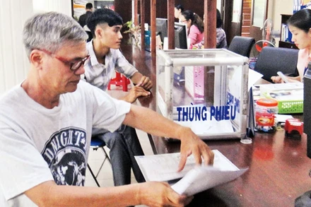 Người dân giải quyết thủ tục hành chính tại phường Tân Sơn Nhì, quận Tân Phú.