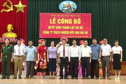 Công bố quyết định thành lập Chi bộ Công ty TNHH Hải Hà, Đảng bộ thị trấn Trần Cao, huyện Phù Cừ.