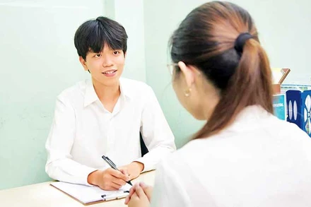 Học sinh một trường trung học cơ sở ở Quận 3 được tư vấn tâm lý.