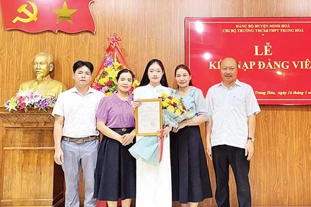 Đảng viên Cao Nữ Minh Trang cùng các thầy, cô giáo trong ngày em được kết nạp vào Đảng.