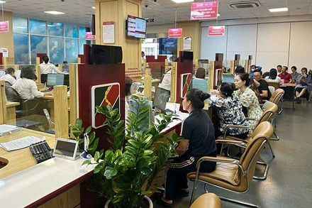 Người dân mua vàng miếng SJC tại chi nhánh Agribank.