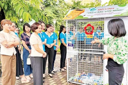 Mô hình “Trạm rác văn minh” của Hội Liên hiệp Phụ nữ quận Hoàng Mai tại khu vực chợ đầu mối phía nam và hồ Đền Lừ. (Ảnh HIỀN THU)