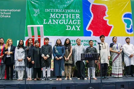 Các học sinh kỷ niệm Ngày Quốc tế tiếng mẹ đẻ. (Ảnh bnnbreaking.com)