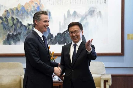 Phó Chủ tịch Trung Quốc Hàn Chính và Thống đốc California trong một cuộc gặp tại Bắc Kinh.