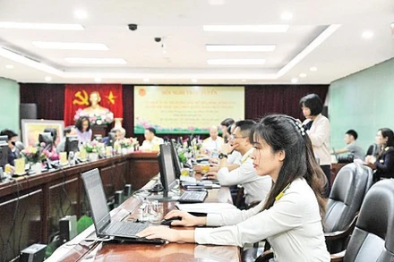 Cán bộ Cục Thuế Hà Nội tiếp nhận, trả lời trực tuyến các câu hỏi, thắc mắc của người nộp thuế gửi đến.